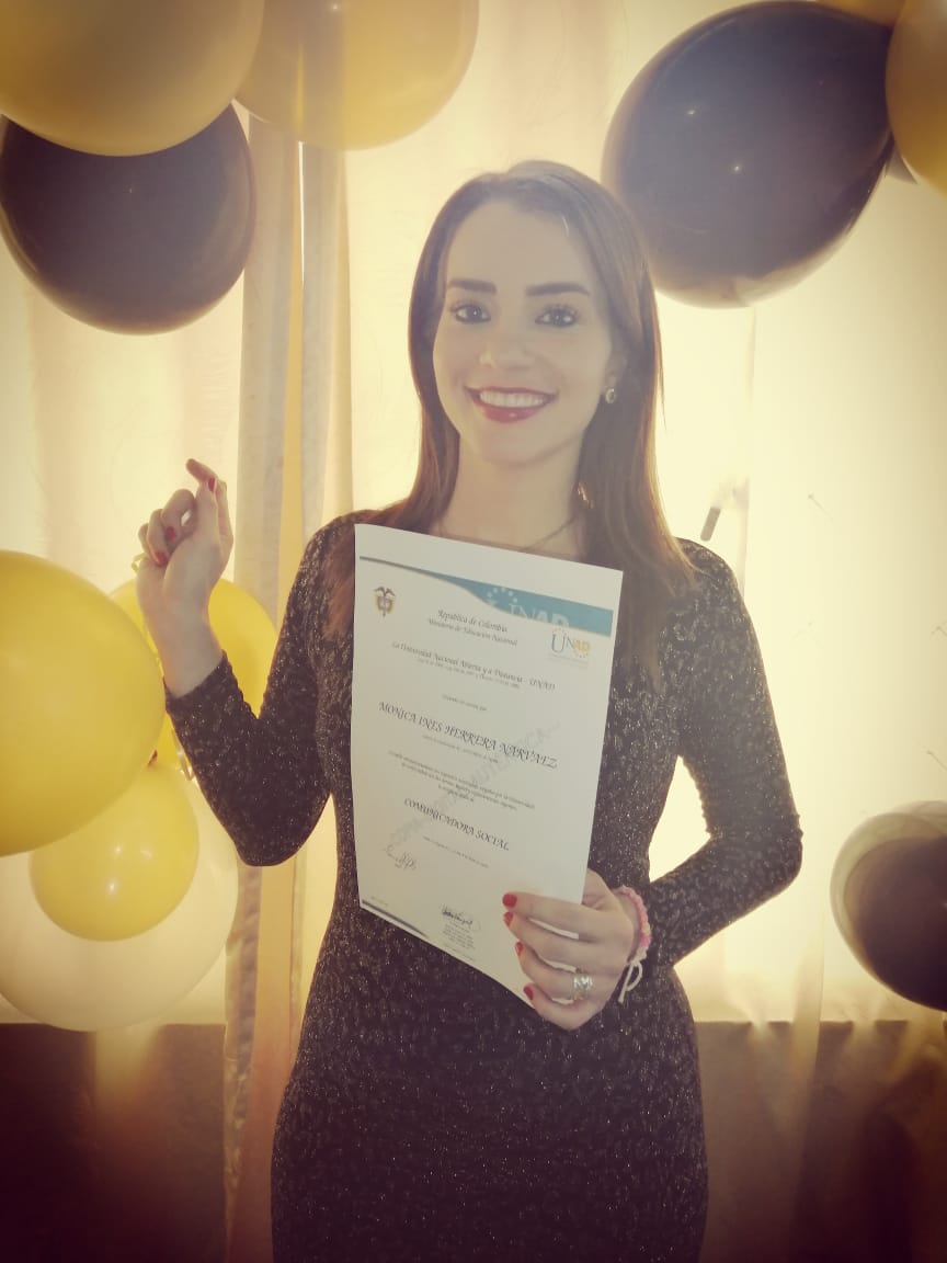 La presentadora y periodista Mónica Herrera recibió su título profesional como Comunicadora Social que le fue conferido por la Universidad Abierta y a Distancia UNAD. Su familia presente en este nuevo logro personal.